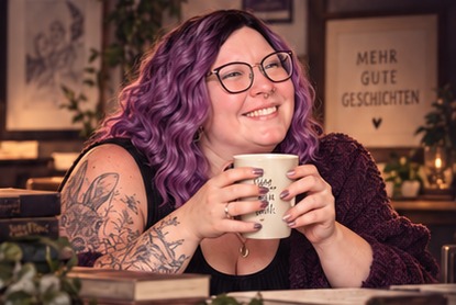 Miriam Schmoldt lächelnd mit einer Tasse in der Hand